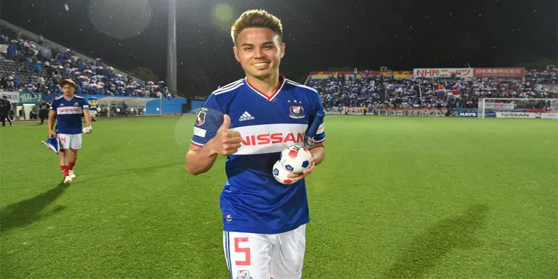 ธีราทร บุญมาทัน: นักเตะไทยผู้สร้างแรงบันดาลใจโลก